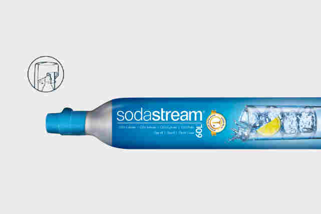 Sodastream kaasupullo ja sen yläpuolella logo jossa näytettään, että tämä pullo on kierrettävä.