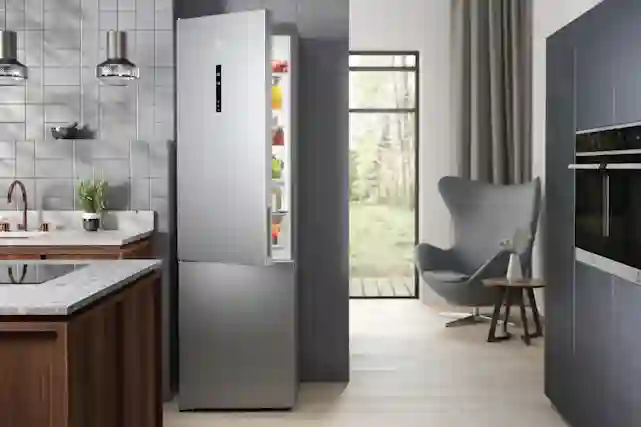 Electroluxin jääkaappipakastin avoinna keittiössä. Tutustu Verkkokauppa.comin jääkaappipakastimiin!