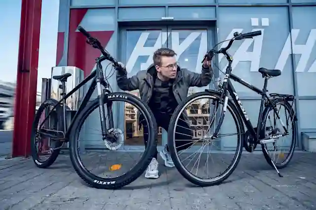 Mies valitsemassa polkupyörien välillä.