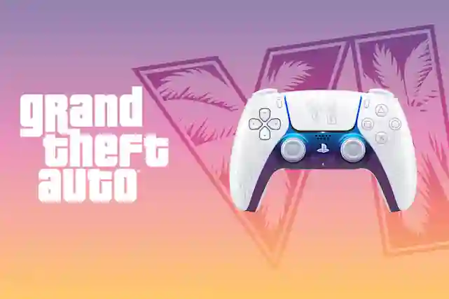 Vit PlayStation 5-handkontroll med blå detaljer framför Grand Theft Auto-logotyp och palmmönster.
