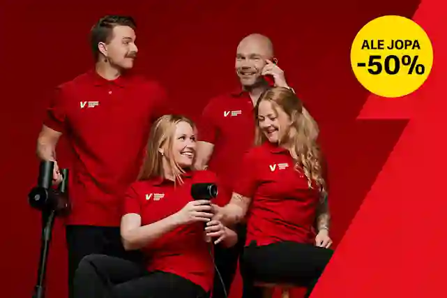 Neljä punaiseen Verkkokauppa.comin paitaan pukeutunutta työntekijää pitelee arjen tuotteita, kuten hiustenkuivaajaa, varsi-imuria ja puhelinta. Kuvan oikeassa yläkulmassa on keltainen pallo, jossa lukee "ALE JOPA -50%".