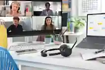 Jabra Evolve 2 55 -kuulokkeet työpöydällä.