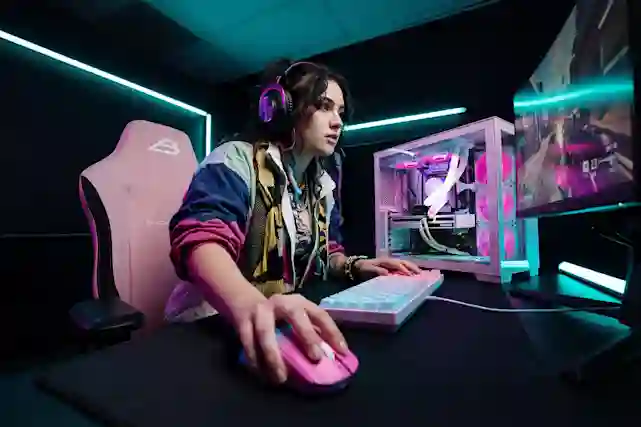 En kvinna spelar FPS-spel vid en dator i ett snyggt gamingrum.