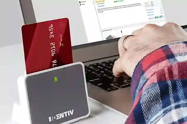 Identiv kortinlukija kannettavan vieressä