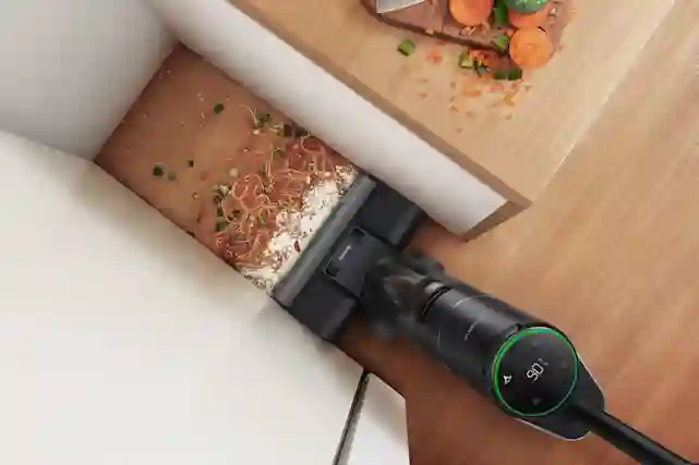 Dreame H12 Pro -märkä-kuivaimurilla siivotaan pudonneet ruuat pienestä välistä.