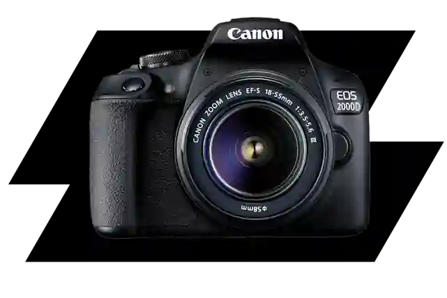 Canon EOS 2000D systemkamera med 18-55mm-objektiv mot svart bakgrund.