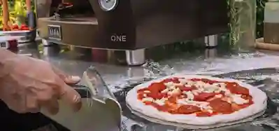 Pizza menossa uuniin.