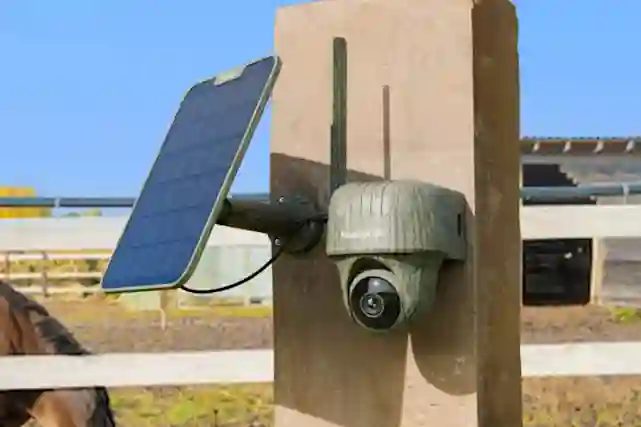 Valvontakamera ja aurinkopaneeli seinässä