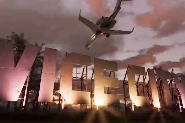 Grand Theft Auto VI -pelin kuvakaappaus, jossa lentokone lentää modernien rakennusten yllä auringonlaskun aikaan.