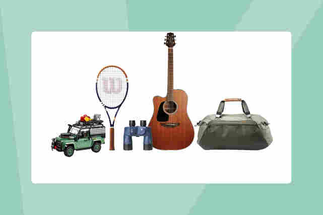 Lego auto, Wilsonin tennismaila, kiikarit, akustinen kitara ja duffelilaukku vierekkäin. Taustalla vihreä V-logo.