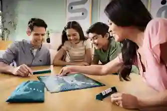 Perhe pelaa Scrabble-lautapeliä