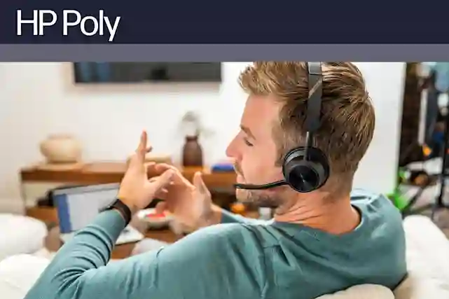 Mies kotisohvalla toimistokuulokkeet päässä. Teksti: HP Poly.