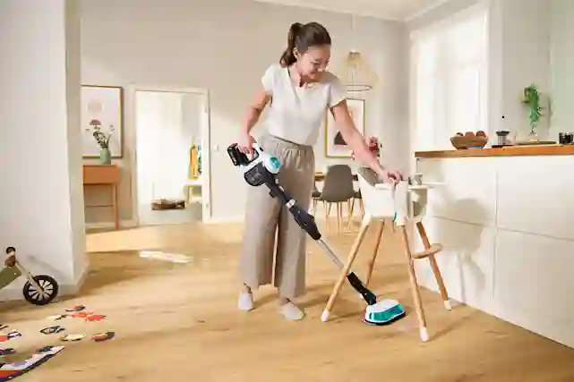 Vanhempi imuroi lasten syöttötuolin alta