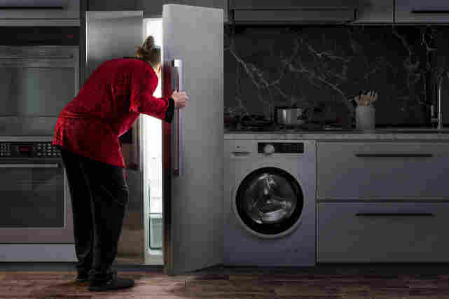 Mies etsii jotain yöpalaa jääkaapista. Tutustu kodinkoneisiin!