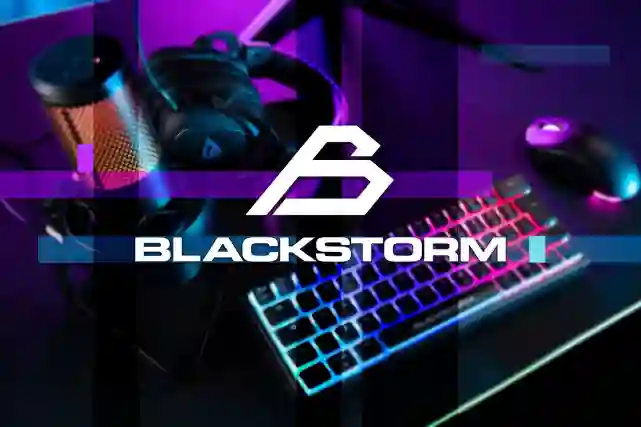 Blackstorm-logo. Taustalla sumennettuna pelaajan pöytä.