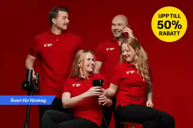 Fyra anställda från Verkkokauppa.com i röda pikétröjor mot röd bakgrund. Rea upp till -50%.