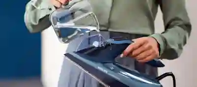 Veden kaato silitysraudan vesisäiliöön