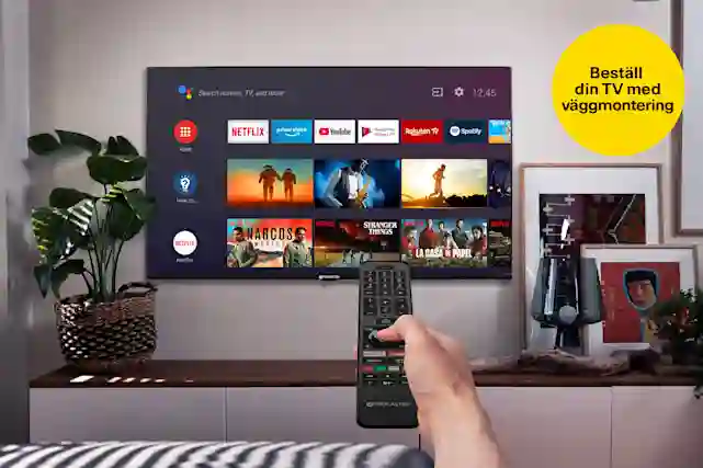 Philips Ambilight LED-bakgrundsbelysning lyser upp vardagsrummet och följer färgerna på skärmen. Gul cirkel med texten: ”Väggmontering 99,99 €”. Läs mer om vilken tv som passar dig!