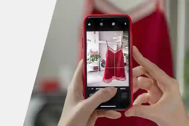 Henkilö kuvaa älypuhelimella punaista vaatetta.