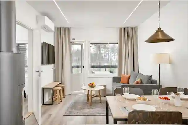 Beigesävytteinen hotellihuone Holiday Club Vierumäeltä