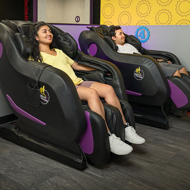  mujer disfrutando de un sillón de masaje
