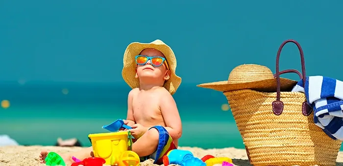 Criança na praia tomando sol