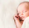 Bebê recém-nascido dormindo