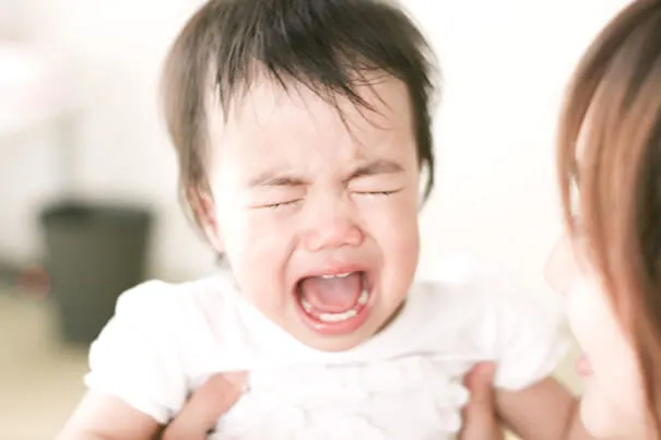 Por que bebês choram: o que é cólica?