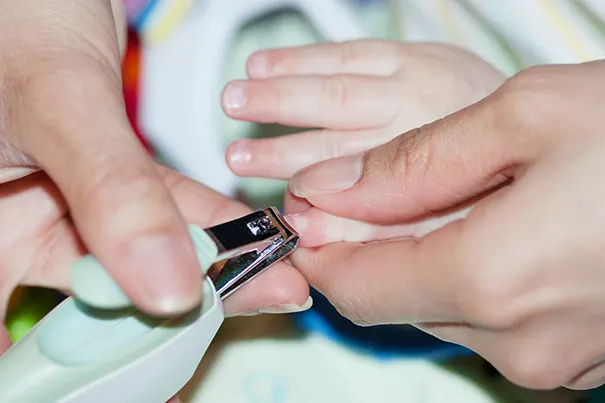 Como cortar as unhas do bebê