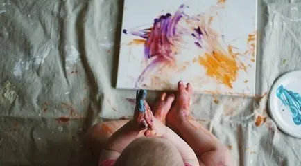 Criança pintando