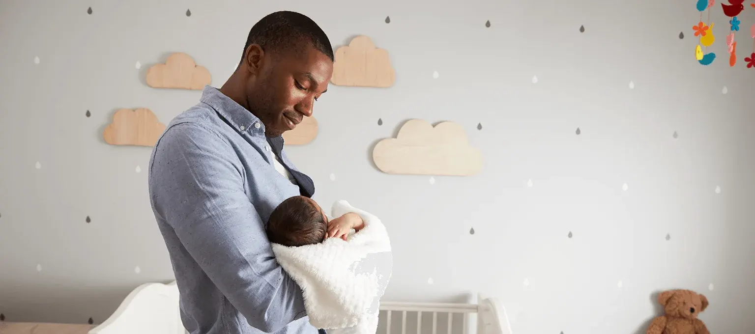 pai cantando músicas para o bebê dormir