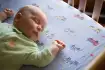 Bebê dormindo de costas para reduzir o risco de Síndrome da Morte Súbida do Lactente 