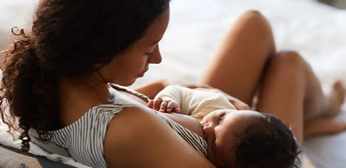 Mãe amamentando seu bebê recém-nascido