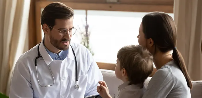 Mãe e filho no pediatra