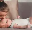 Irmã beijando o irmão recém-nascido