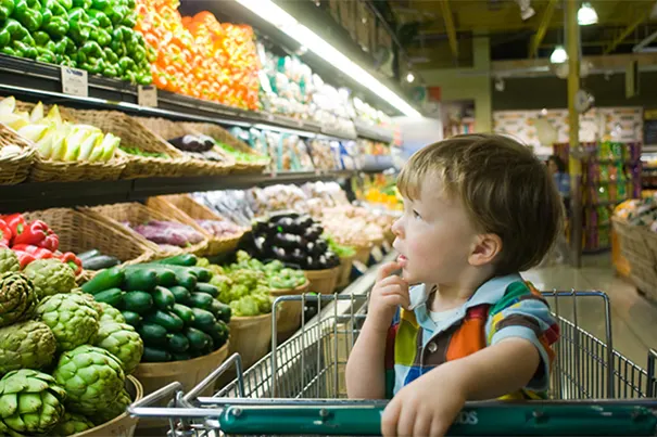 Realizar compras de supermercado com crianças