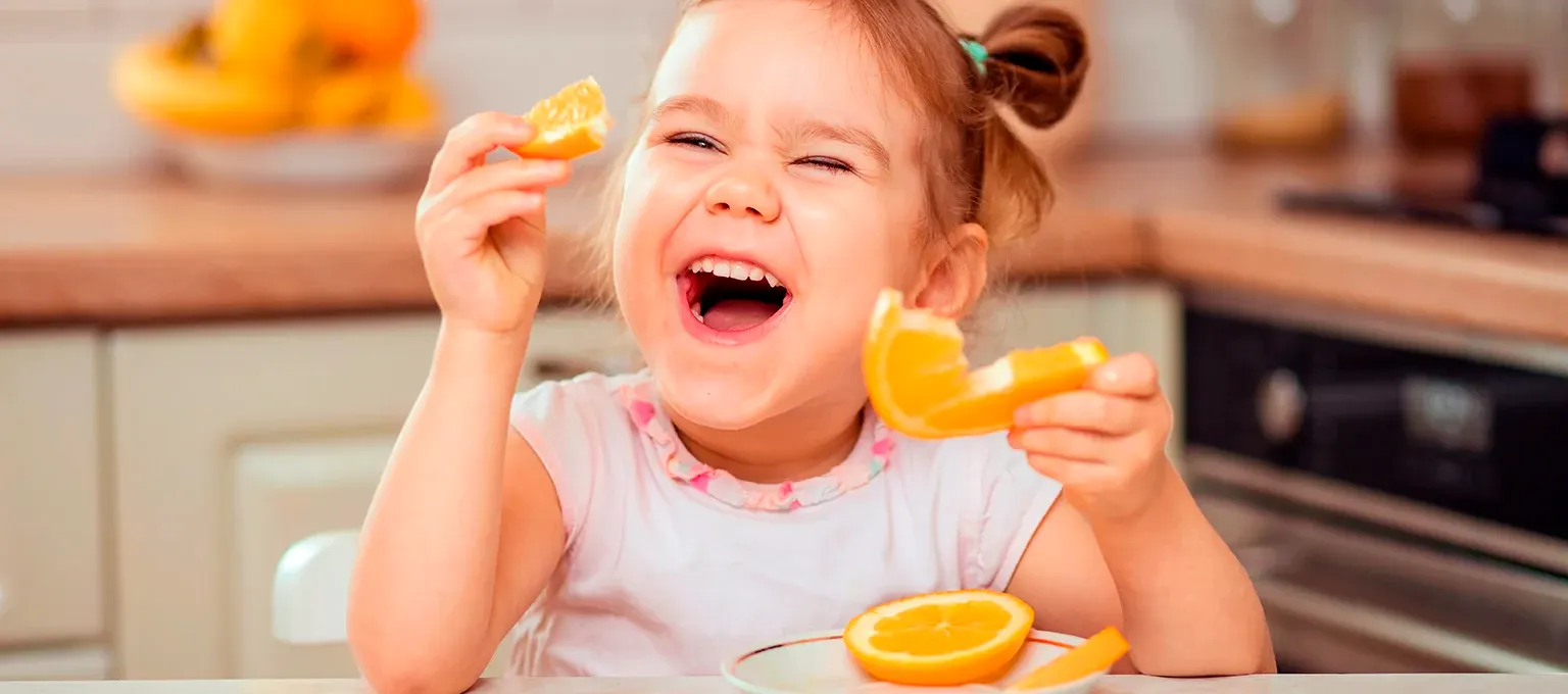 menina de dois anos com comida para crianças