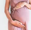 Mulher grávida com a mão na barriga