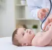 Bebê em consulta médica para verificar sintomas da roséola 
