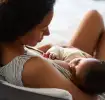 Mãe amamentando seu bebê recém-nascido