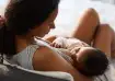 Mãe amamentando seu bebê recém-nascido