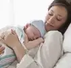 Mãe Acalmando o Bebê Recém-Nascido