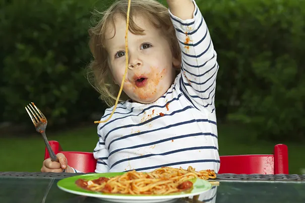 Almoço de família com seu filho de 3 anos