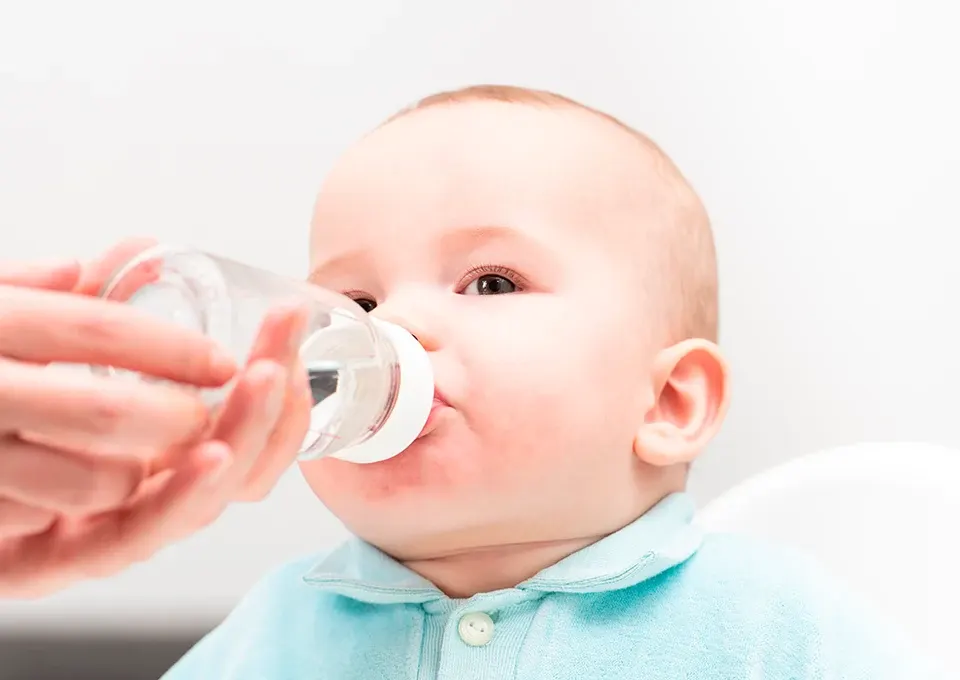 Bebê tomando água