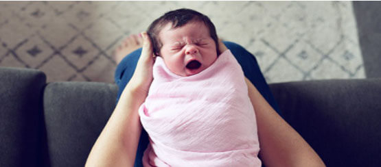 Bebê pode dormir no bebê conforto? Tempo e cuidados ao usá-lo