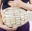 Mulher grávida com vários nomes de bebês