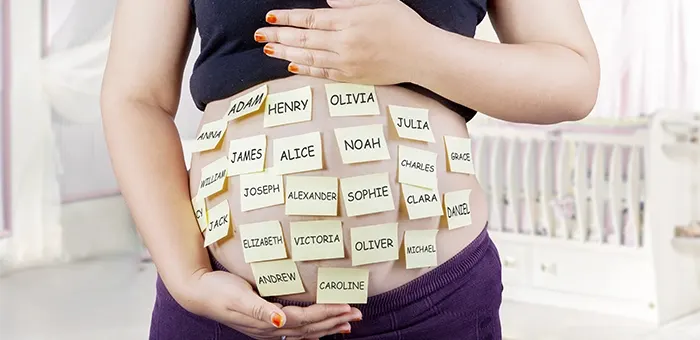 Mulher grávida com vários nomes de bebês