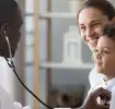 Médico examinando a criança com a mãe