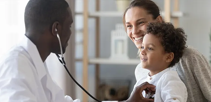 Médico examinando a criança com a mãe