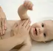 Carinho de mãe e massagem no bebê